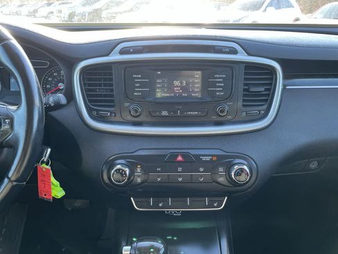 Used 2016 Kia Sorento LX w/ LX Convenience Package image 13