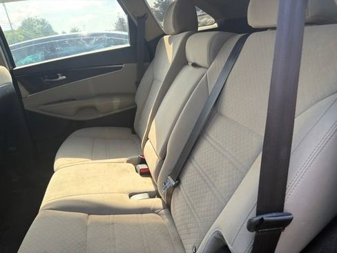 Used 2018 Kia Sorento FWD image 9