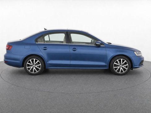 Used 2017 Volkswagen Jetta SE FWD image 2