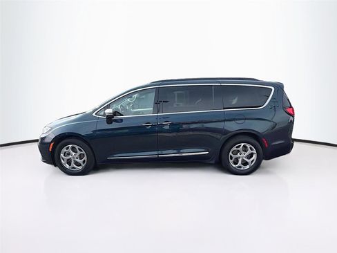 Used 2023 Chrysler Pacifica Limited image 4