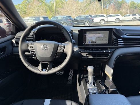 Used 2025 Toyota Camry SE image 17