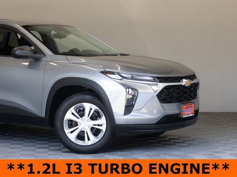 Used 2024 Chevrolet Trax LS w/ Driver Confidence Package FWD image 4