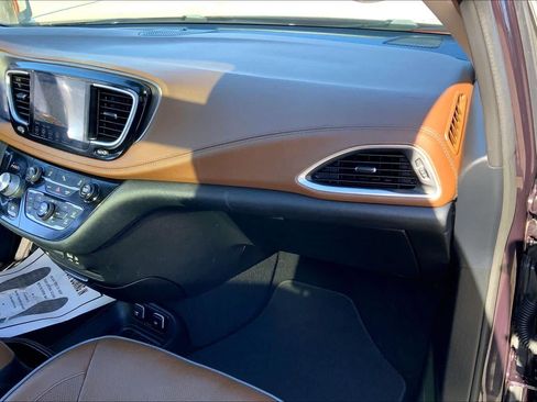 Used 2019 Chrysler Pacifica Limited FWD image 24