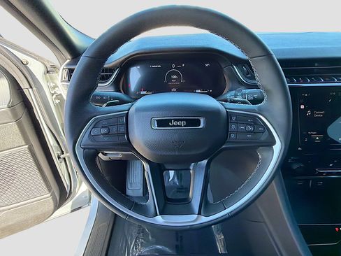 Used 2023 Jeep Grand Cherokee L Laredo image 37