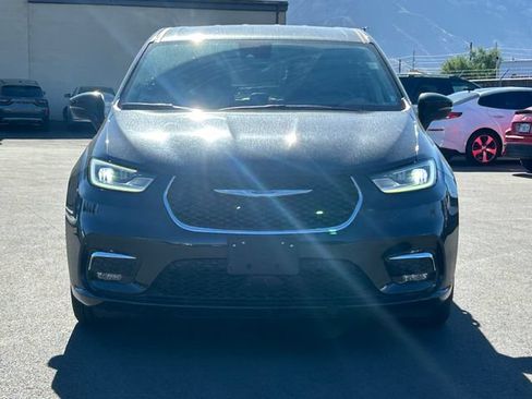 Used 2023 Chrysler Pacifica Touring-L FWD image 9
