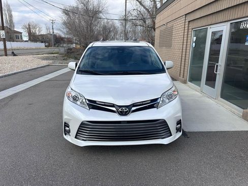 Used 2020 Toyota Sienna XLE Premium w/ Carpet Mat Package image 3