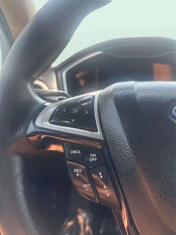 Used 2019 Ford Fusion SE FWD image 25