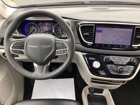Used 2023 Chrysler Pacifica Touring-L image 19