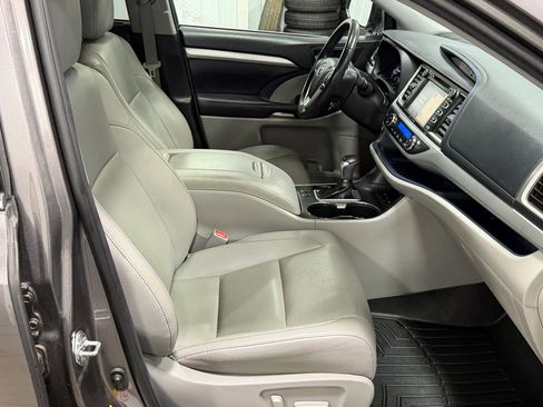 Used 2019 Toyota Highlander XLE AWD/4WD image 21