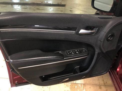 Used 2017 Chrysler 300 Limited image 21