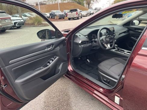 Used 2023 Nissan Altima 2.5 SV image 4