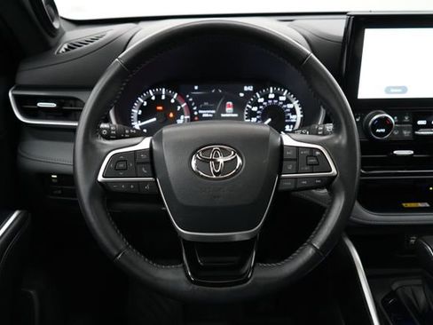 Used 2023 Toyota Highlander XSE AWD/4WD image 16