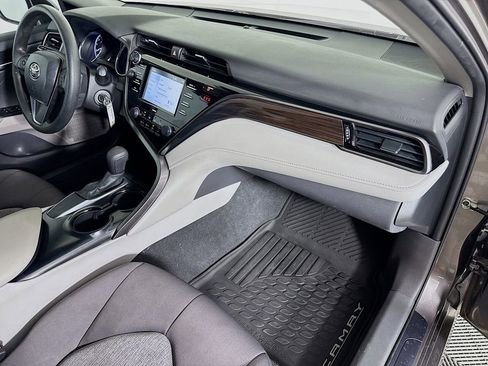 Used 2020 Toyota Camry LE image 28
