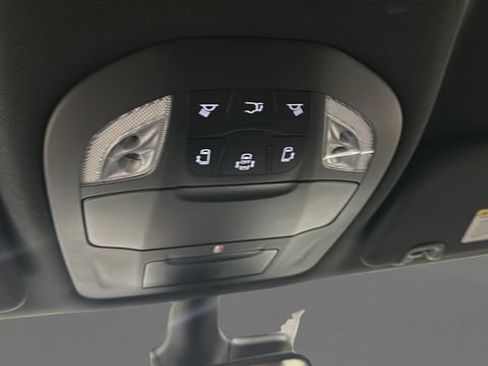 Used 2024 Chrysler Pacifica Limited FWD image 17