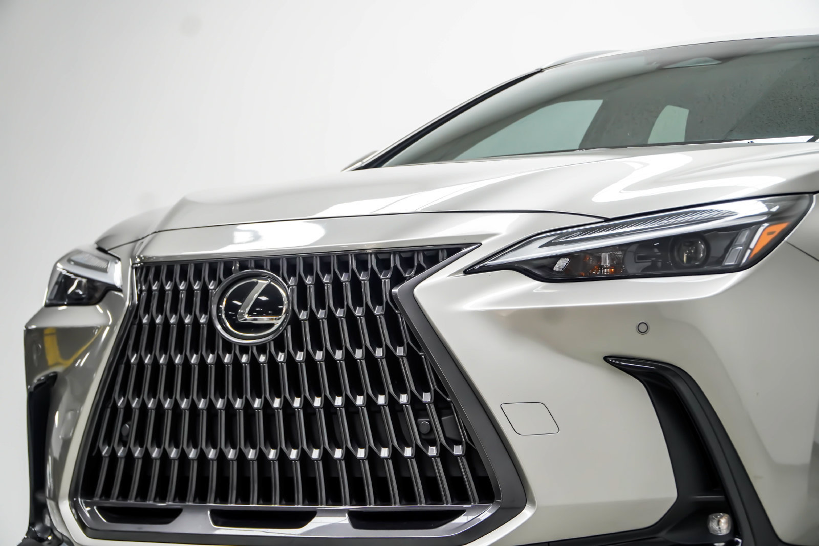 Used 2025 Lexus NX 250 FWD w/ Towing Package (2000 Lbs) image 2