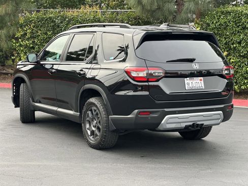 Used 2024 Honda Pilot TrailSport image 4