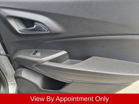 Used 2025 Chevrolet Trax LT w/ LT Convenience Package FWD image 32