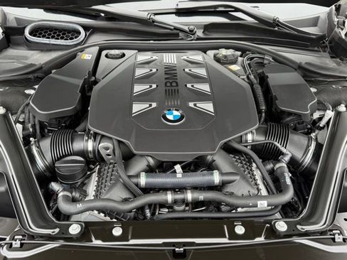Used 2025 BMW 760i xDrive w/ Premium Package image 31