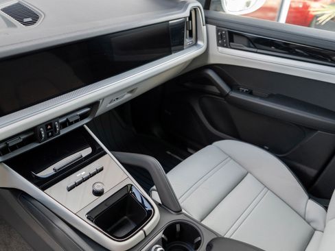 Used 2024 Porsche Cayenne image 18