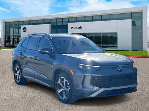 New 2026 Volkswagen Tiguan SE FWD image 2