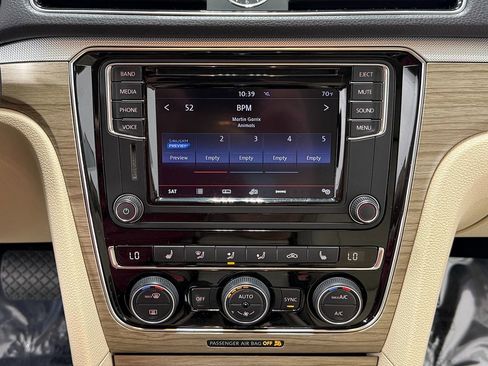 Used 2017 Volkswagen Passat 1.8T SE FWD image 20