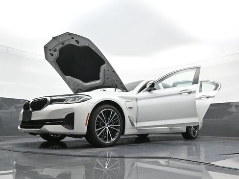 Used 2023 BMW 530e xDrive w/ Premium Package AWD/4WD image 40