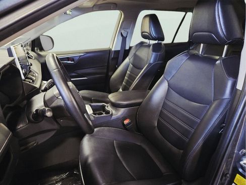 Used 2022 Toyota RAV4 XLE Premium AWD/4WD image 29