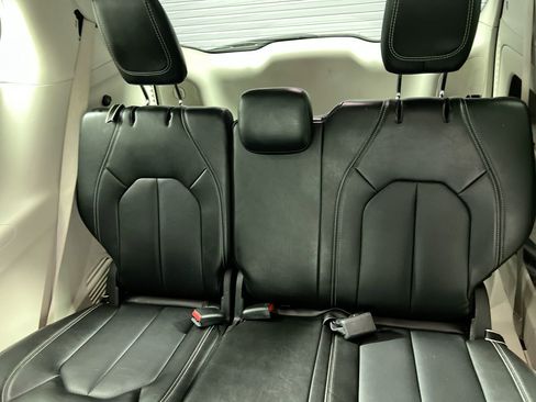 Used 2024 Chrysler Pacifica Touring-L image 27
