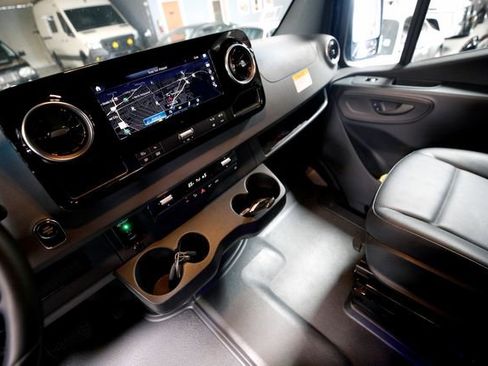 Used 2022 Mercedes-Benz Sprinter 2500 image 6