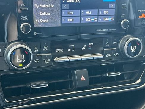 Used 2022 Toyota Highlander XLE AWD/4WD image 22