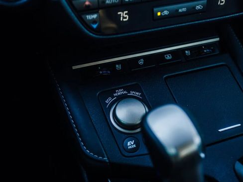 Used 2017 Lexus ES 300h w/ Luxury Package image 22