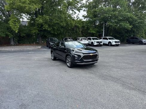 Used 2024 Chevrolet Trax LT w/ LT Convenience Package FWD image 3