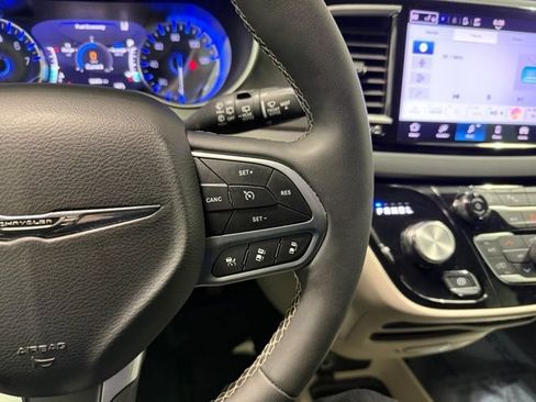 Used 2024 Chrysler Pacifica Touring-L image 18