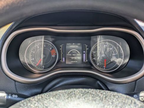 Used 2016 Jeep Cherokee Sport FWD image 3