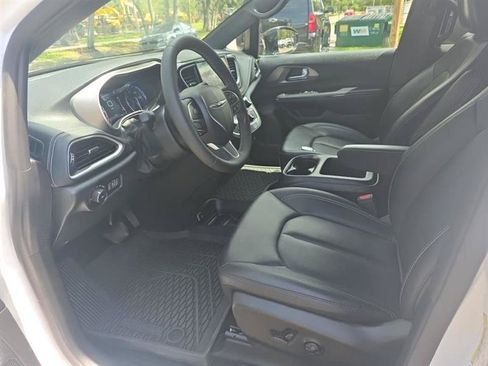Used 2025 Chrysler Pacifica Select FWD image 8