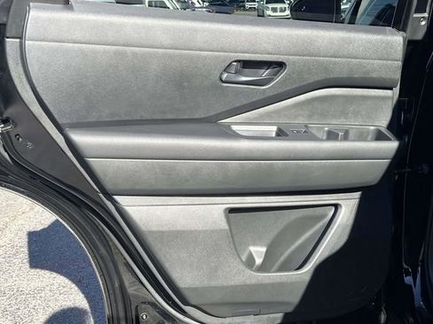 Used 2024 Nissan Pathfinder SV w/ SV Premium Package image 18