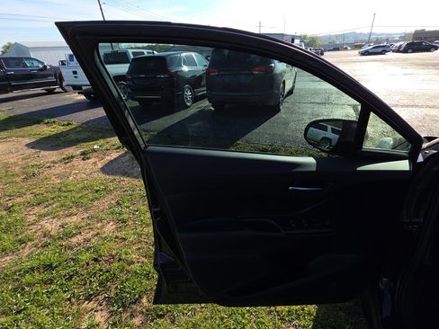 Used 2018 Toyota C-HR XLE image 7