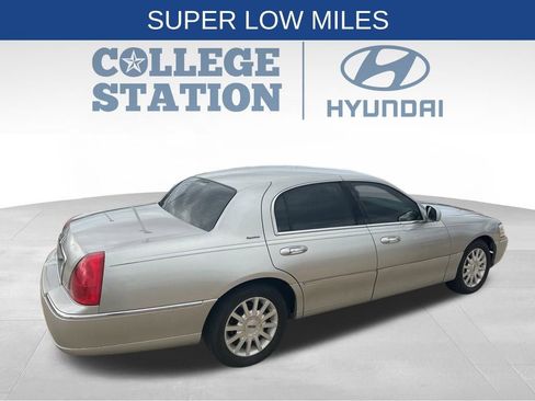 Used 2007 Lincoln Town Car Signature image 5