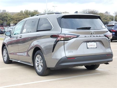 New 2026 Toyota Sienna XLE image 3