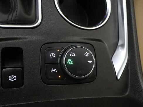 Used 2023 Chevrolet Traverse Premier AWD/4WD image 58
