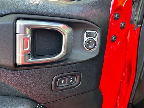 Used 2018 Jeep Wrangler Unlimited Sahara AWD/4WD image 29
