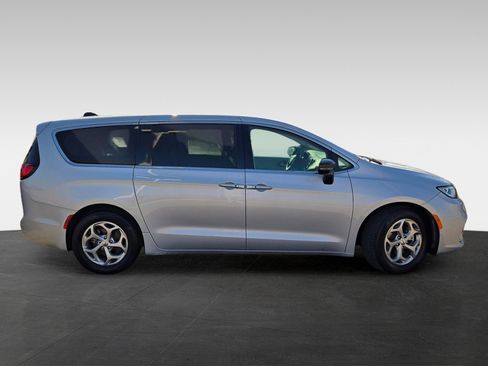 Used 2024 Chrysler Pacifica Limited image 4