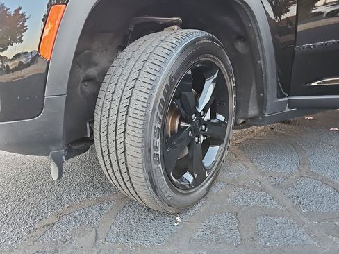 Certified 2022 Jeep Grand Cherokee Altitude image 32