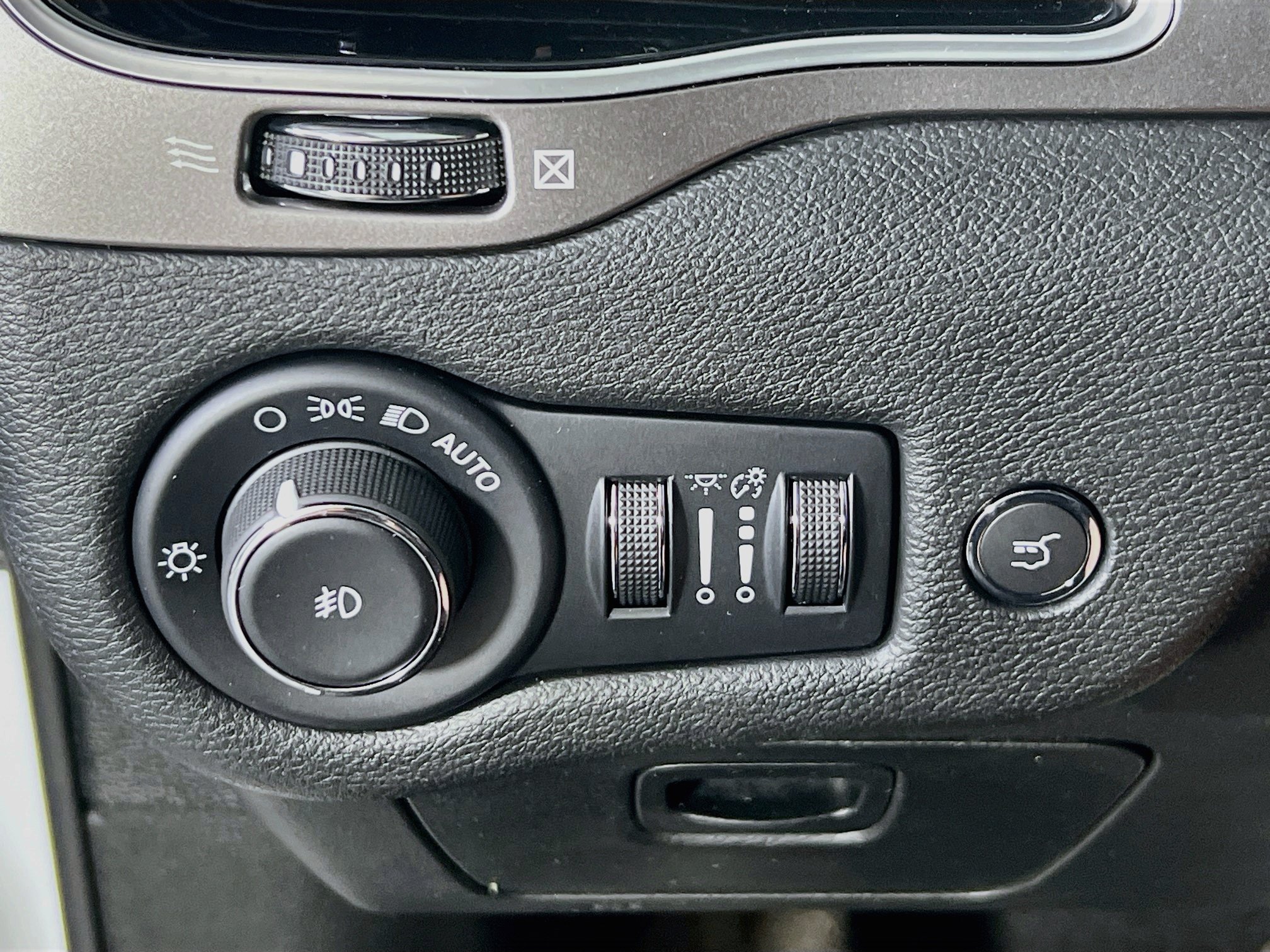 Used 2022 Jeep Cherokee Limited AWD/4WD image 10