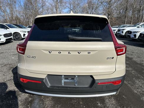 New 2025 Volvo XC40 B5 Core w/ Protection Package Premier image 16