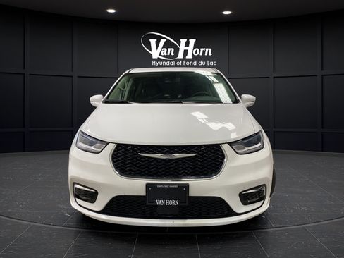 Used 2022 Chrysler Pacifica Touring-L FWD image 2