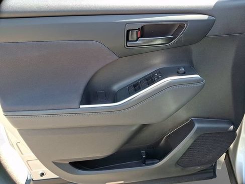 Used 2023 Toyota Highlander L FWD image 14