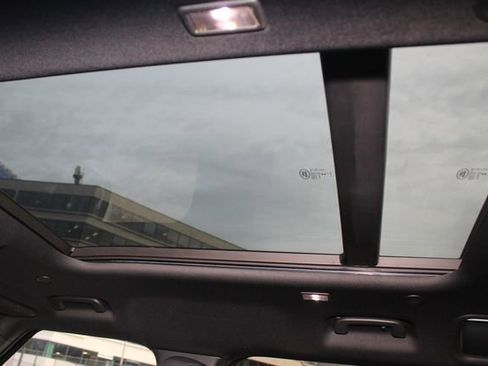 Used 2025 Land Rover Defender 110 S image 24