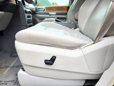 Used 2008 Chrysler Town & Country Limited w/ Entertainment Group #3 FWD image 29