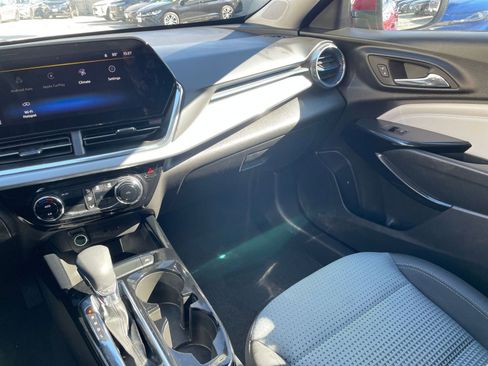 Used 2025 Chevrolet Trax LT image 36